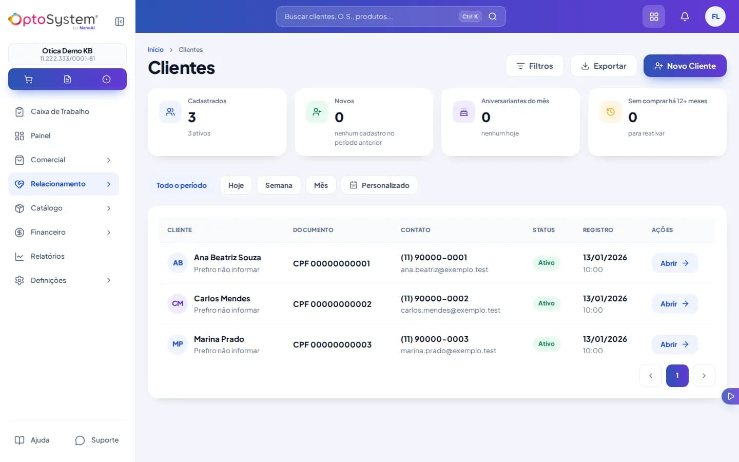 Lista de clientes com os indicadores no topo, três cadastros ativos e o botão Novo Cliente no canto superior direito